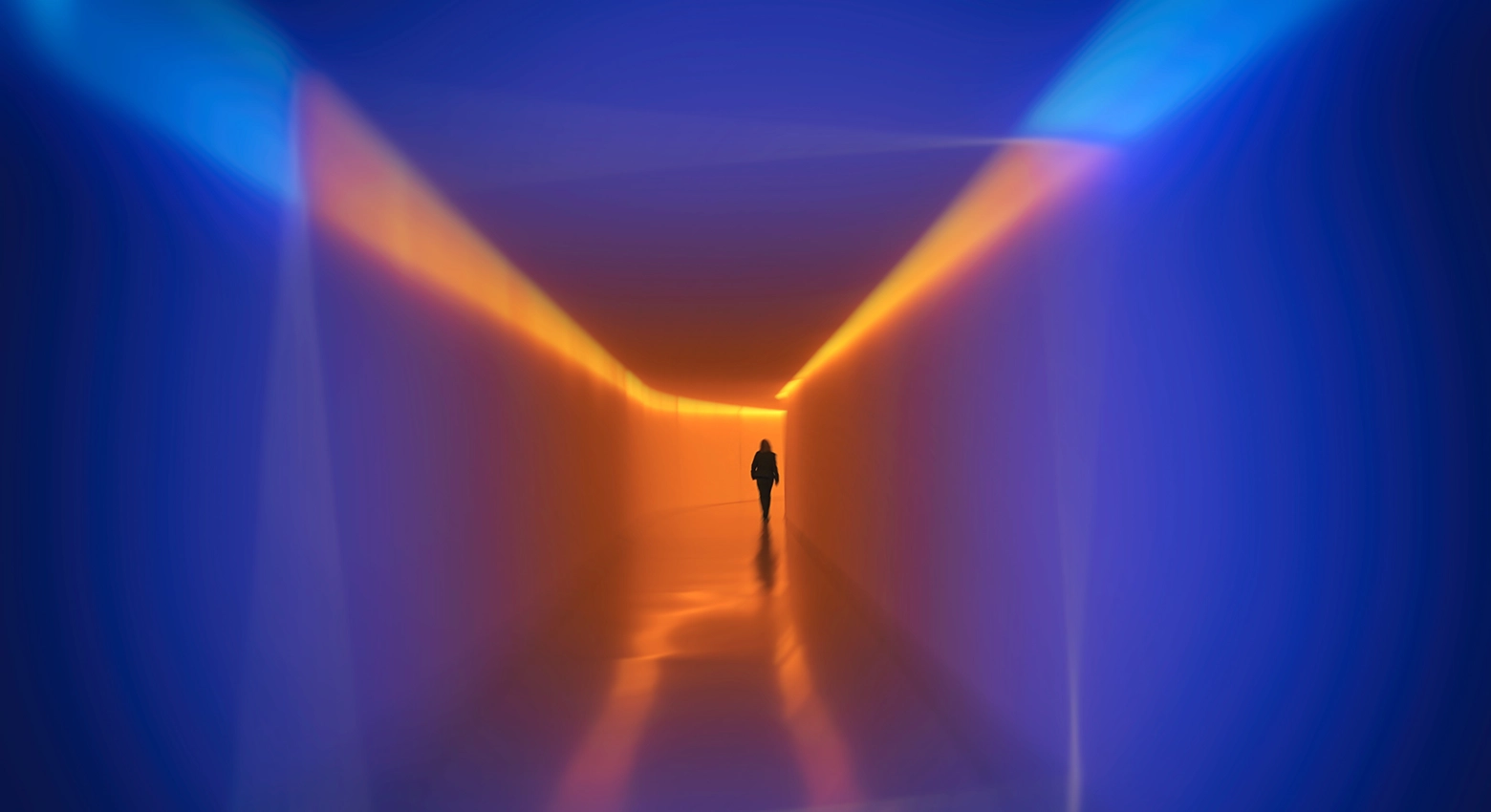 Lumière bleue et orange dans la pièce avec un personnage debout 