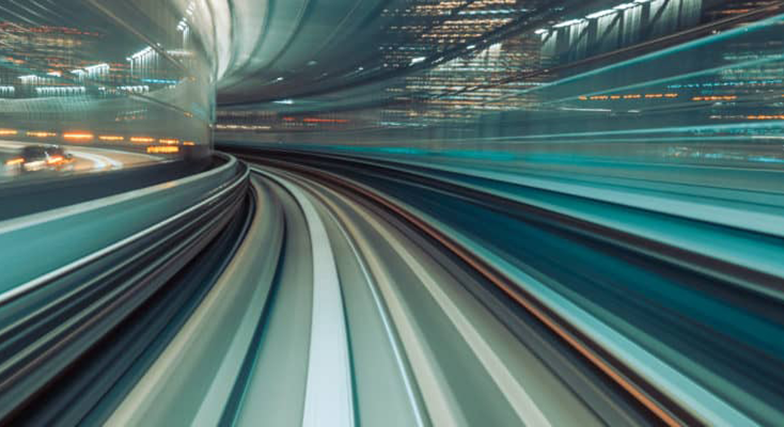 Lumières floues sur l’autoroute 