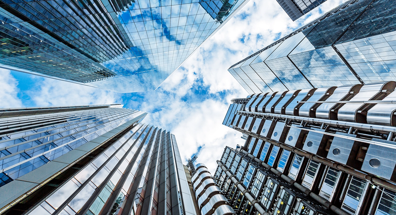 Des nuages et des gratte-ciel