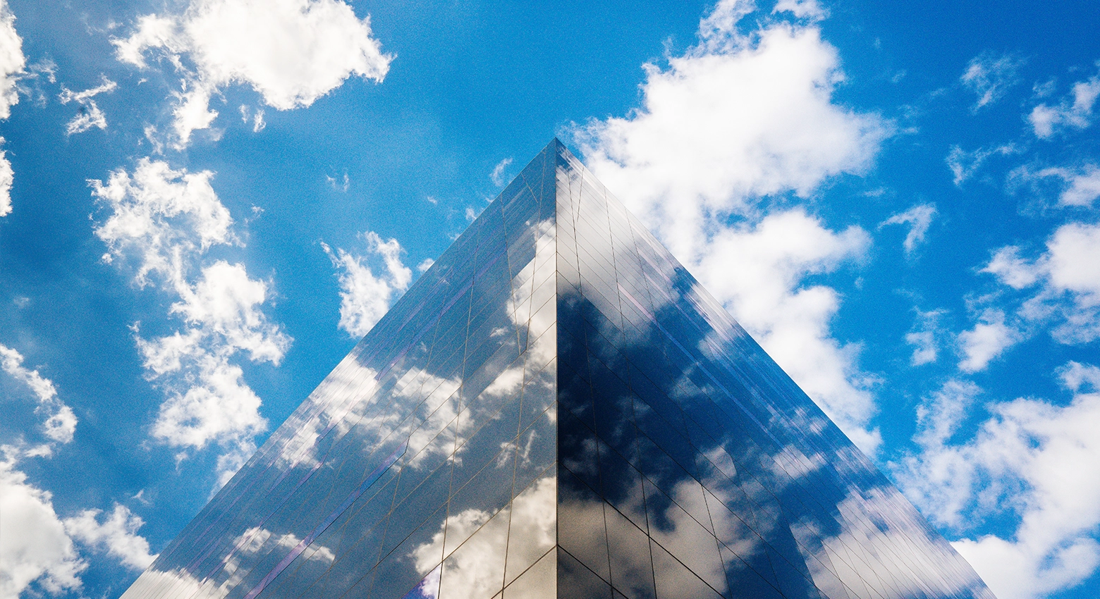 Sommet d'un gratte-ciel dans les nuages