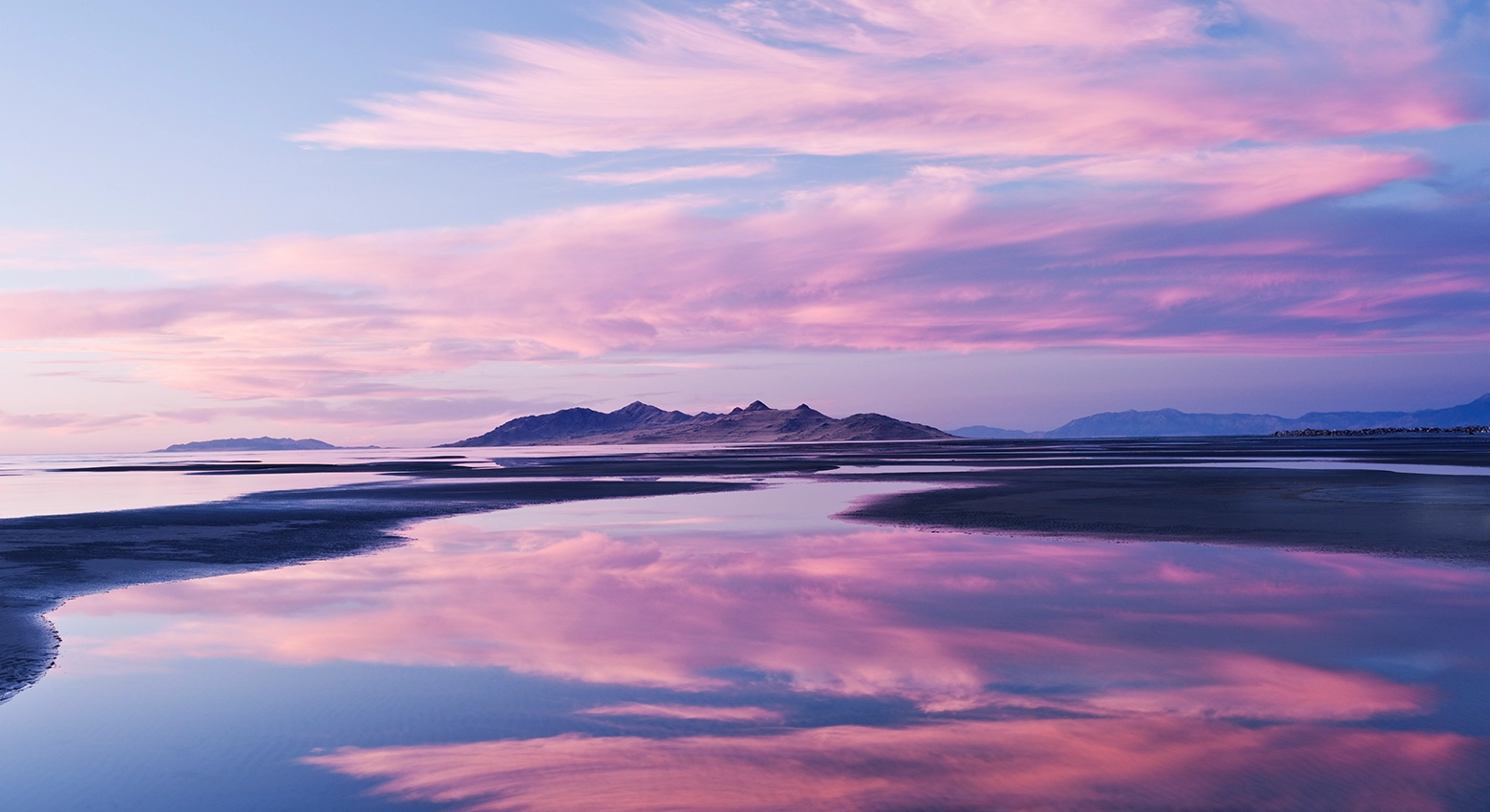 Des nuages et un lac