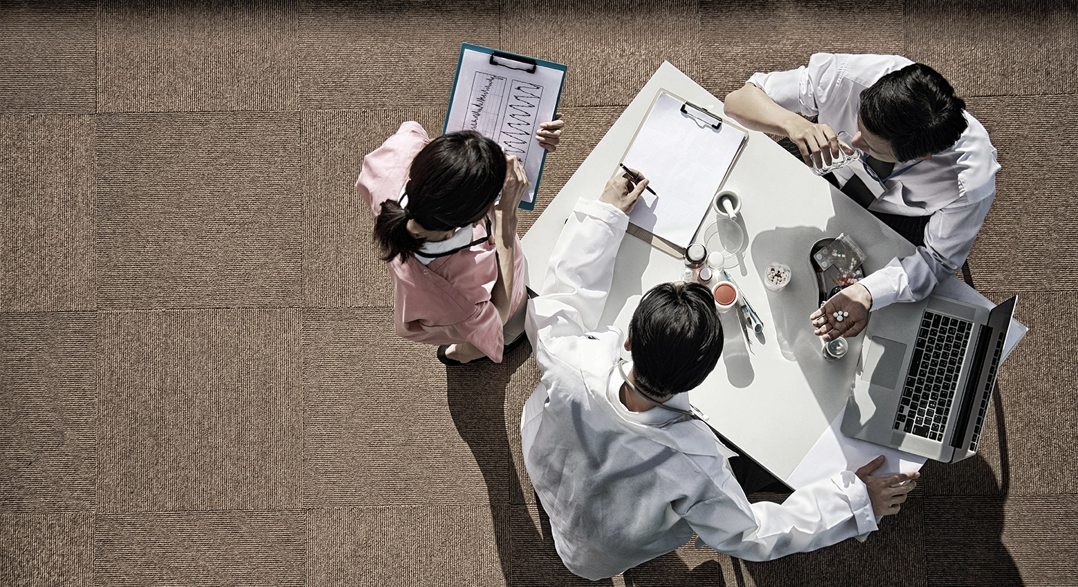 Des médecins assis en train de discuter