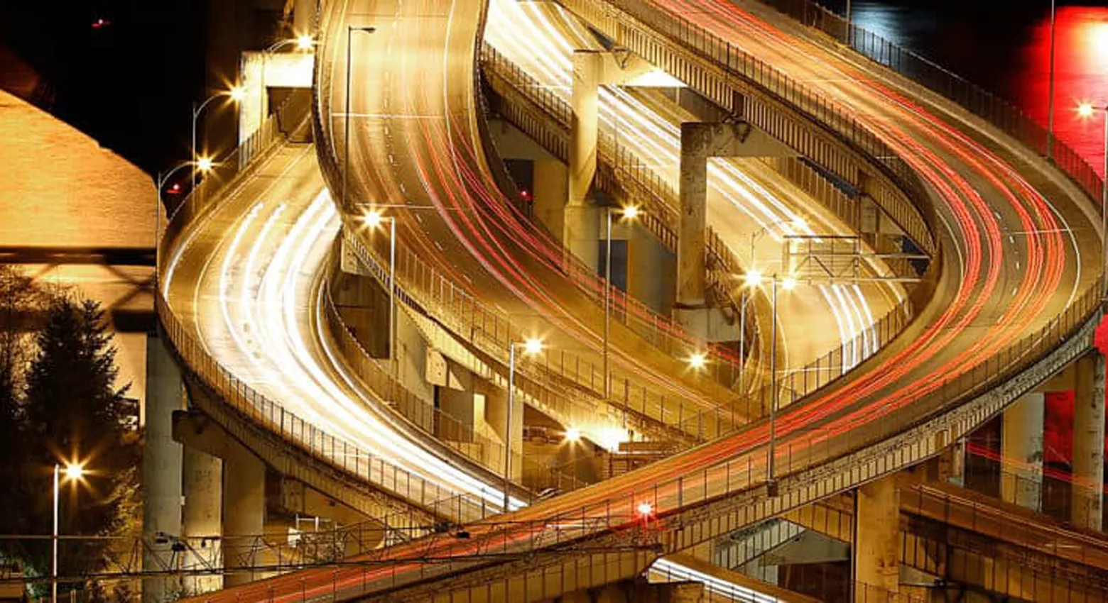 Autoroute avec feux de signalisation 