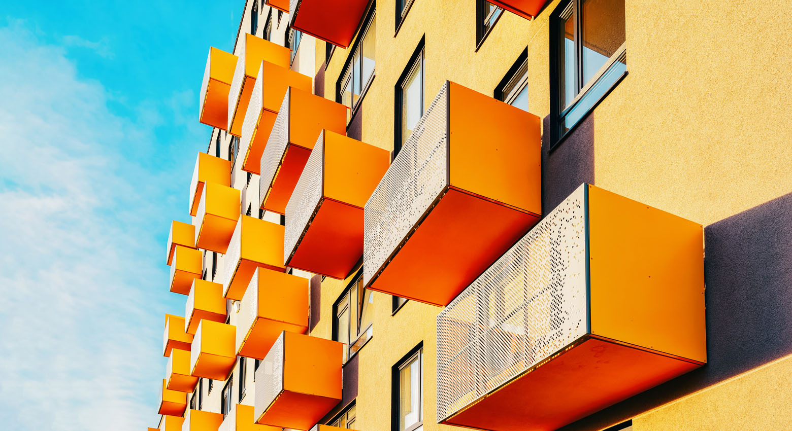 Bâtiment avec des balcons orange 