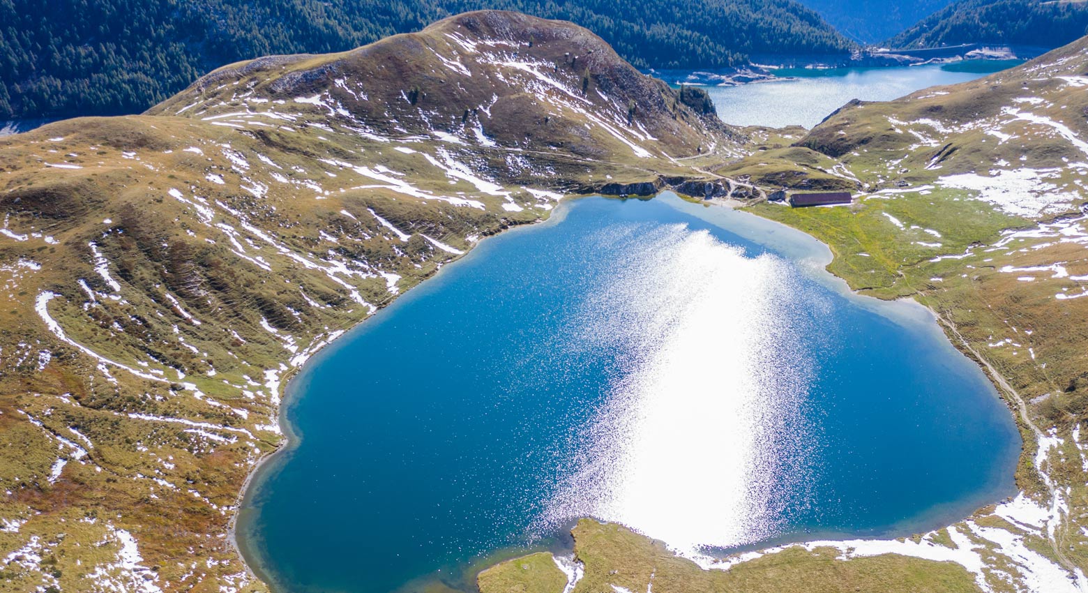 Lac entouré de montagnes 