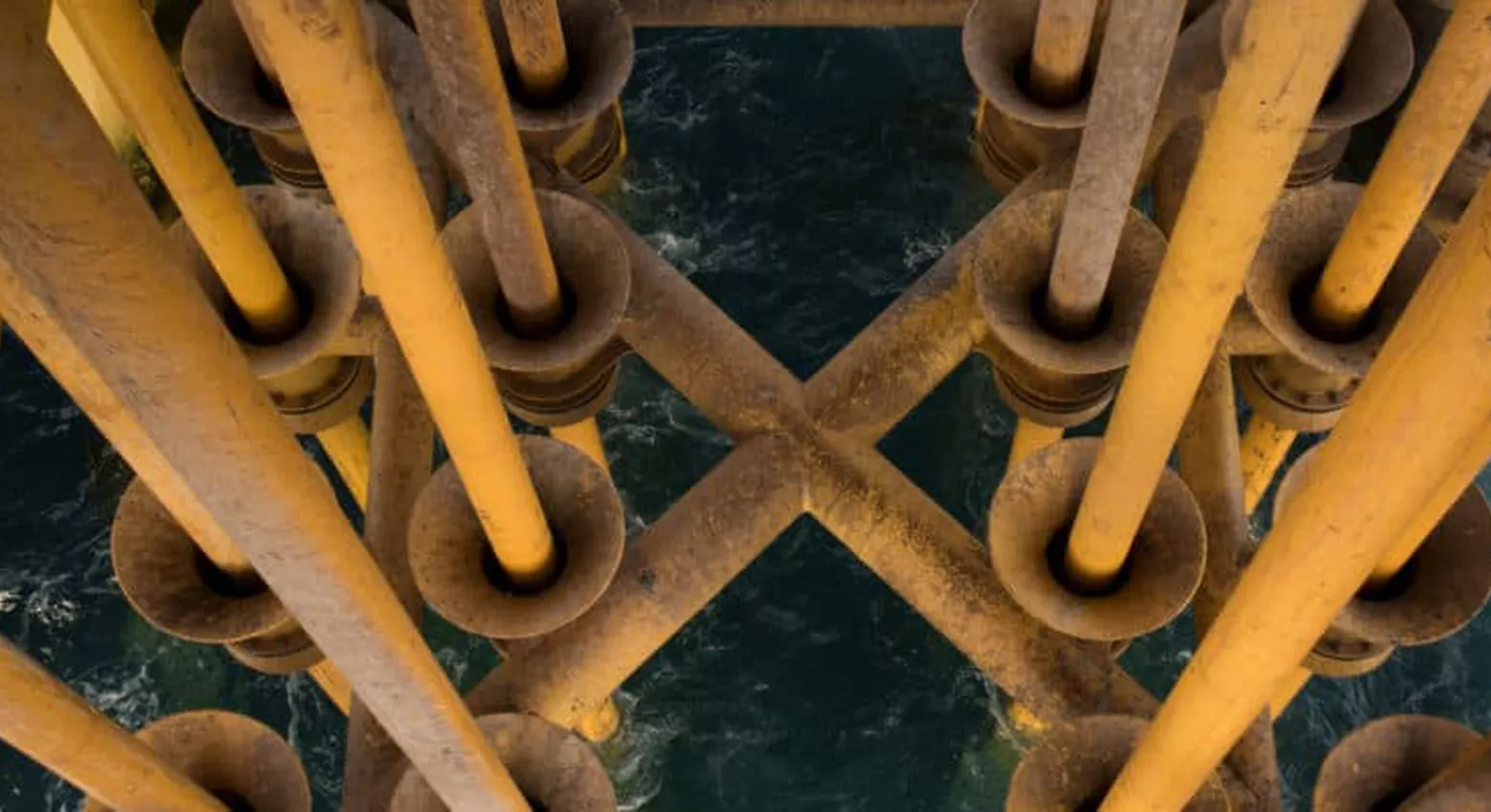 Brise-vagues dans l’océan 