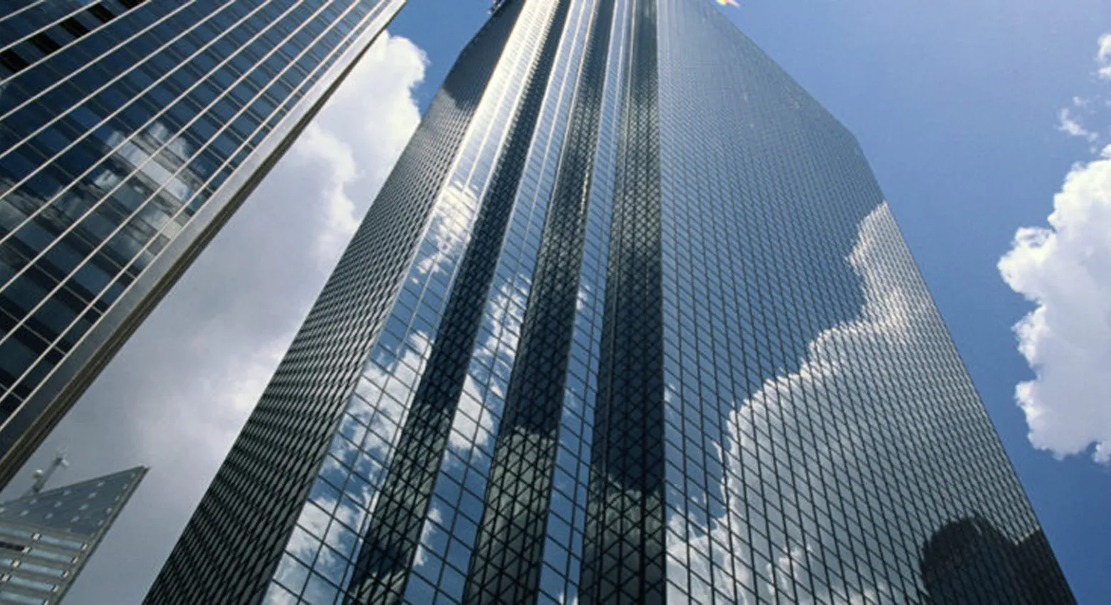 Fenêtres de gratte-ciel et ciel avec nuages 