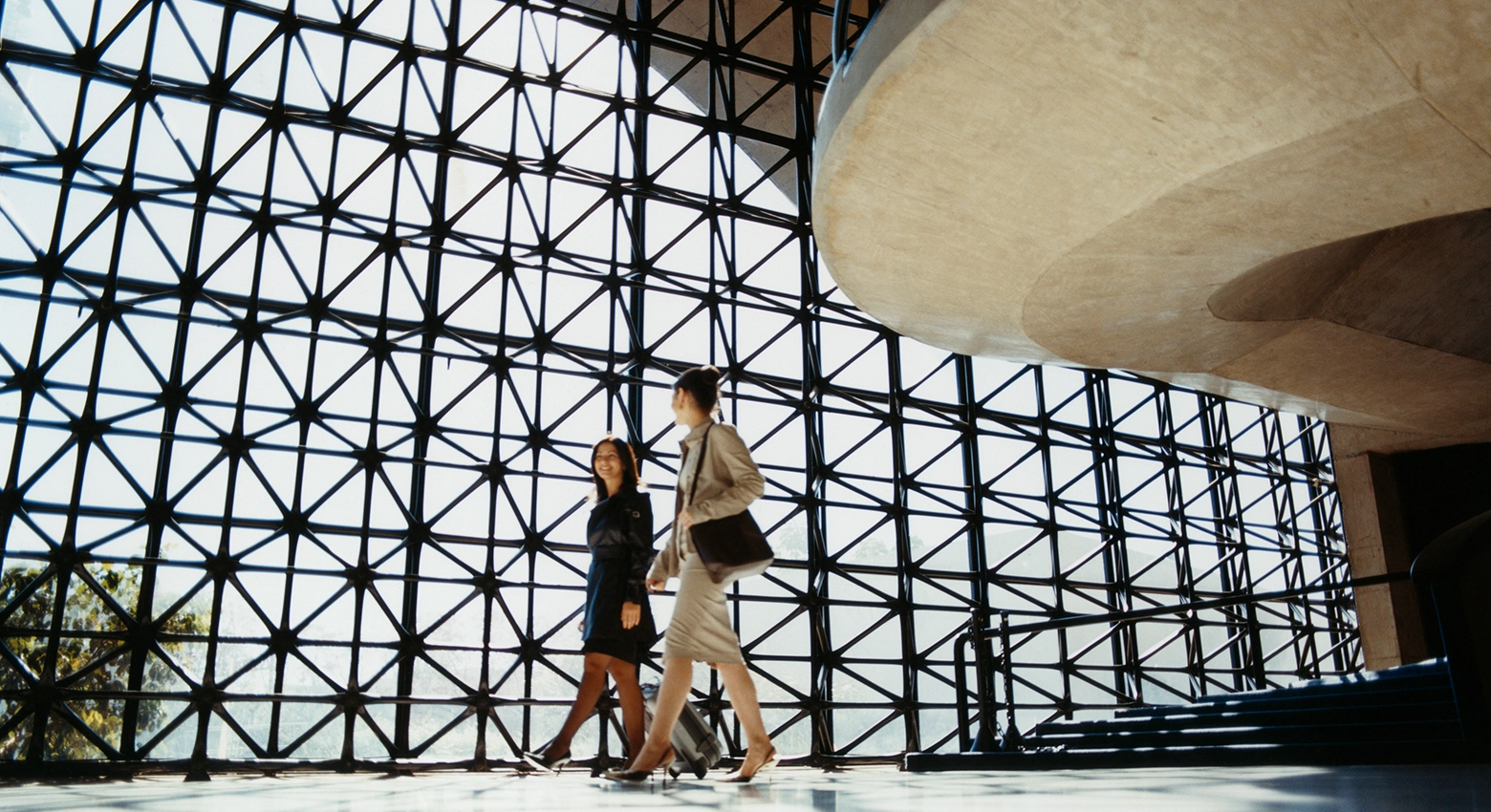 Deux femmes marchant dans des bureaux 