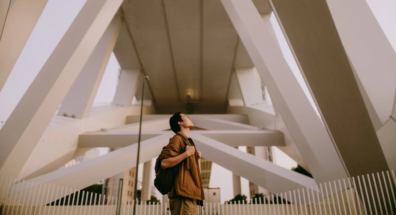 Un homme regardant l’architecture moderne