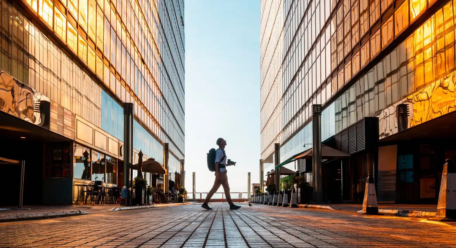 Un homme marchant près d'une architecture moderne 