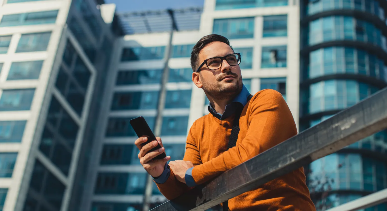 Hommes avec un appareil mobile