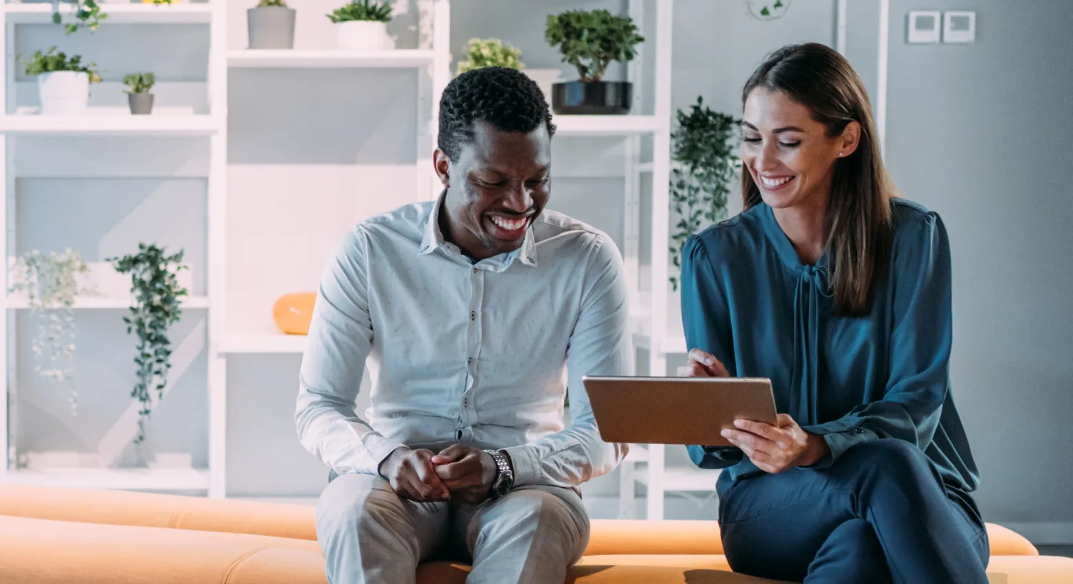 Un homme et une femme regardant une tablette