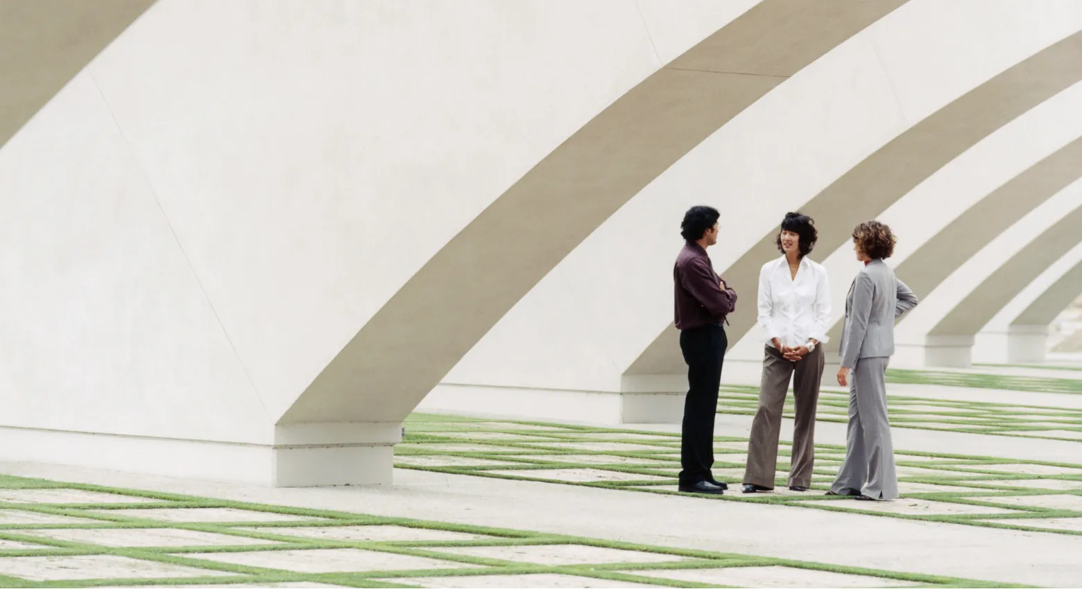 Des personnes se tenant sous une architecture moderne 