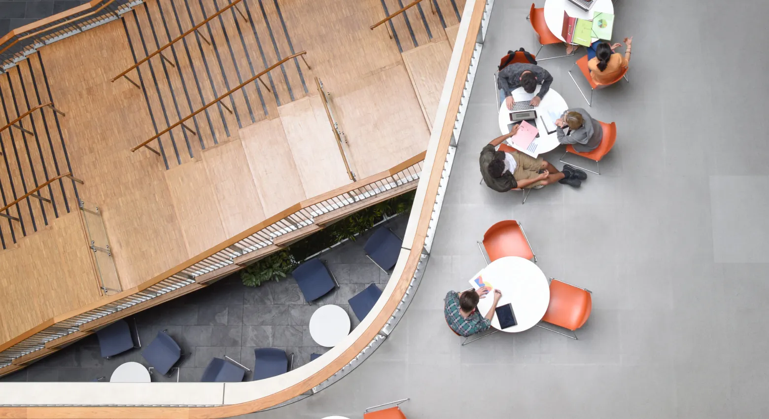étudiants travaillant dans un intérieur d'université moderne 