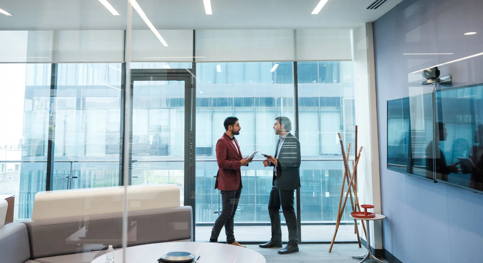 deux hommes discutant au bureau