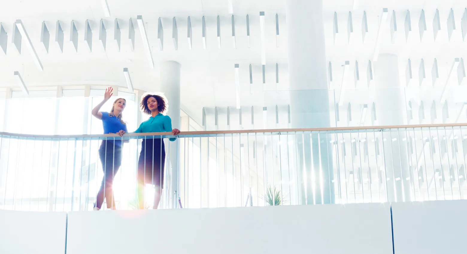 Femmes sur le balcon du bureau 