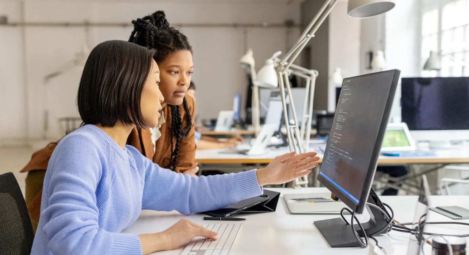 Deux femmes avec ordinateur de bureau