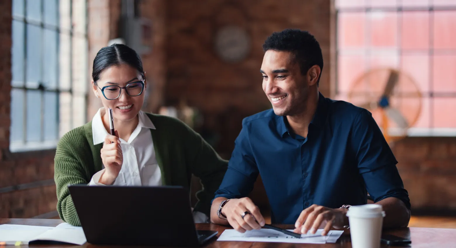 Une femme et des hommes au bureau