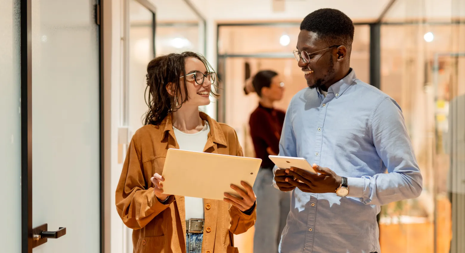 Des hommes et une femme discutant au bureau