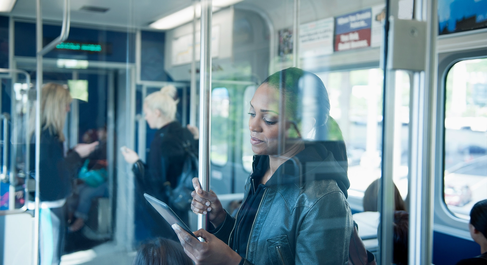 Une femme lisant une tablette dans le train 