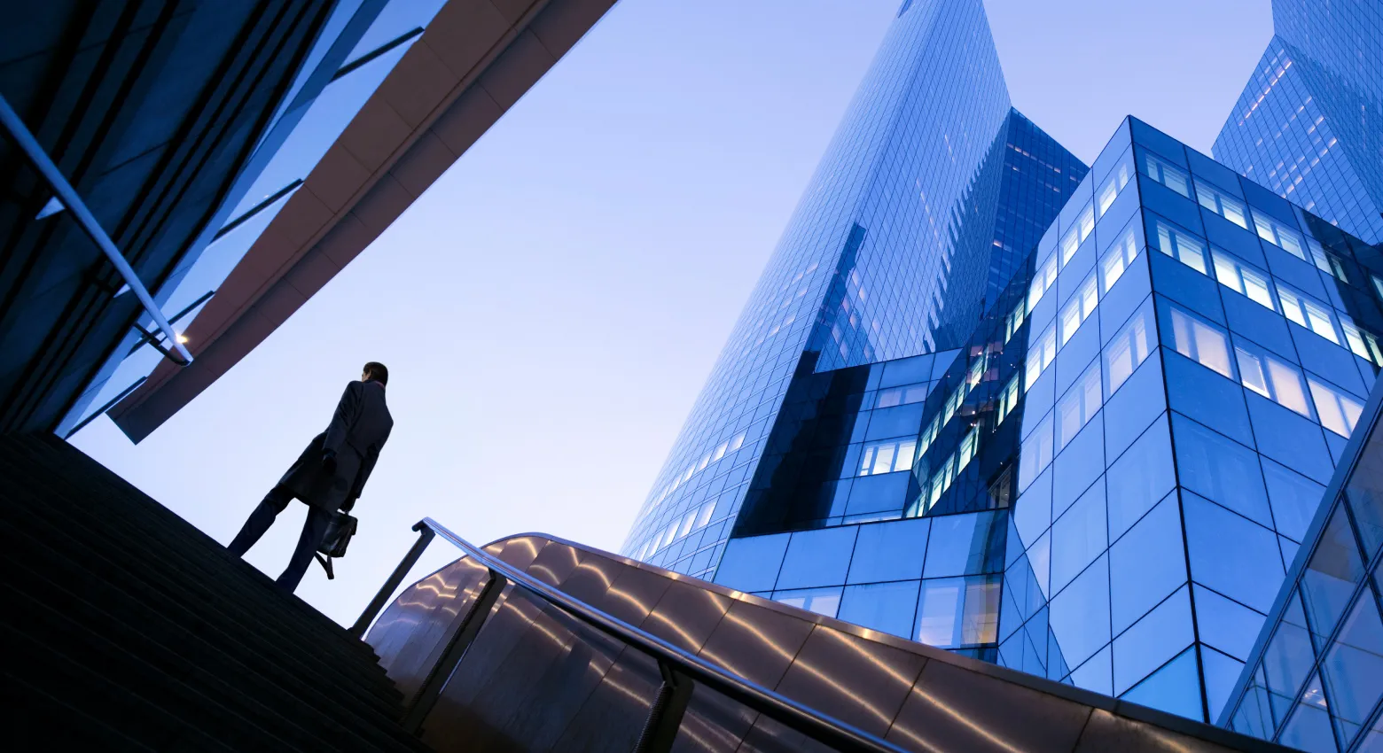 Personne marchant autour d'une architecture moderne 