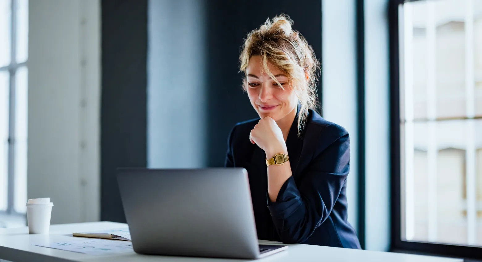 Une femme regardant un ordinateur