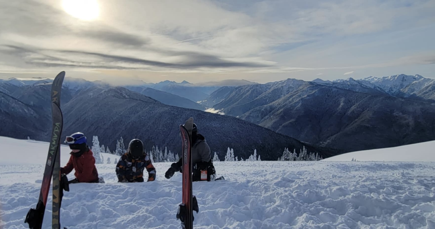 personnes skiant au coucher du soleil