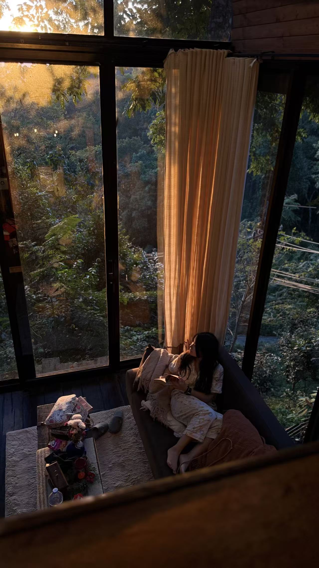 une famille à la maison au coucher du soleil