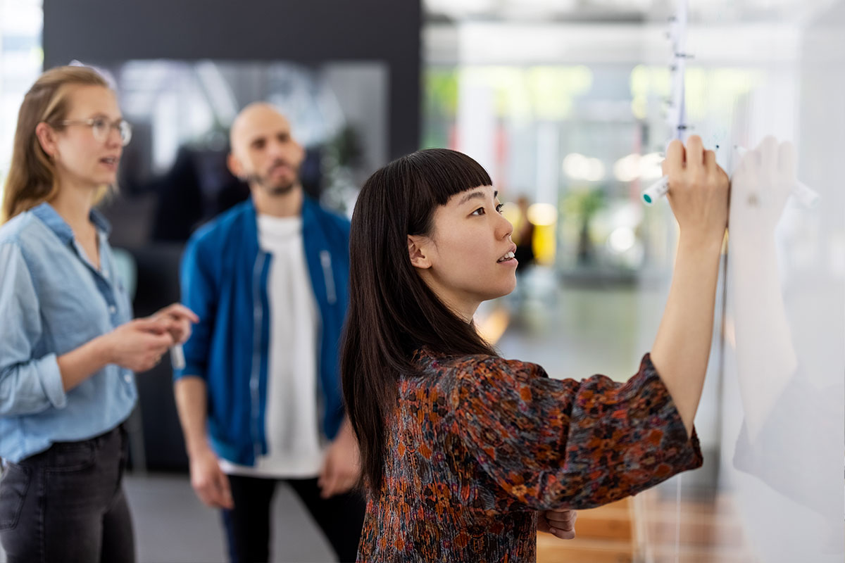 Groupe d'employés en formation dans un cadre d'atelier. 