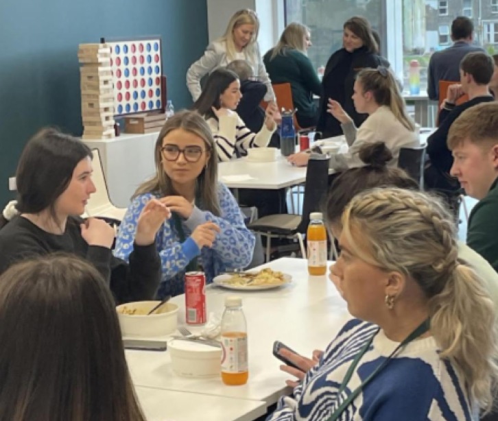 Employés déjeunant ensemble